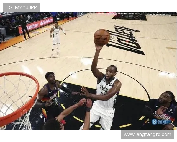 2021年总决赛米德尔顿在关键时刻的进攻选择解析 2021年总决赛米德尔顿在关键时刻的进攻选择解析