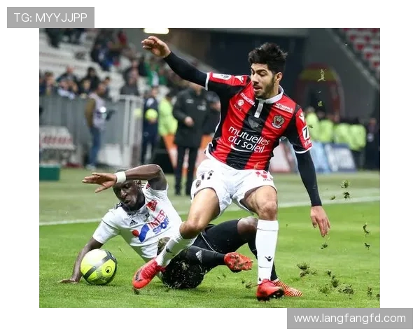 法甲球员多样化进攻风格及体育竞技战术解析